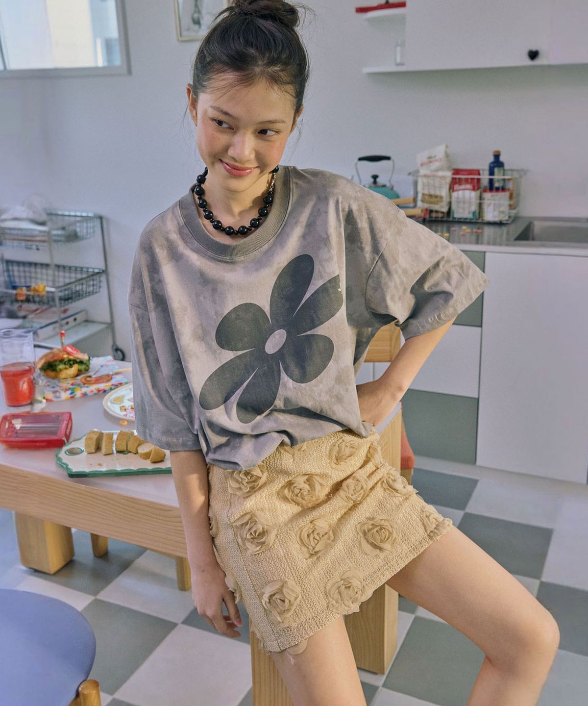 준준스페이스(JUNEJUNE SPACE) Flower Appliqué Mini Skirt_Beige(플라워 아플리케 미니 스커트_베이지)