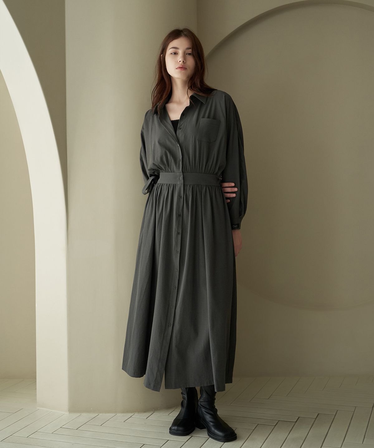 디자인오월(DESIGNOWOL) 카라 셔링롱 맥시 원피스_챠콜