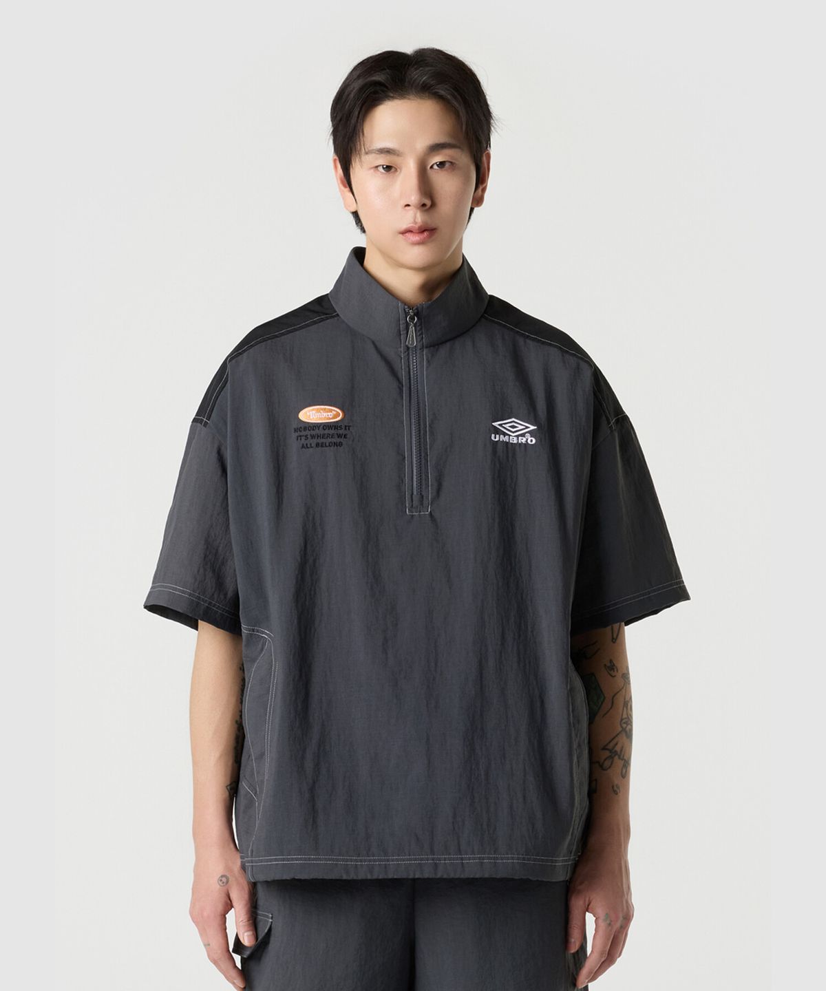 엄브로(UMBRO) 크리스피 타슬란 반팔 아노락 차콜 UR224CWT59