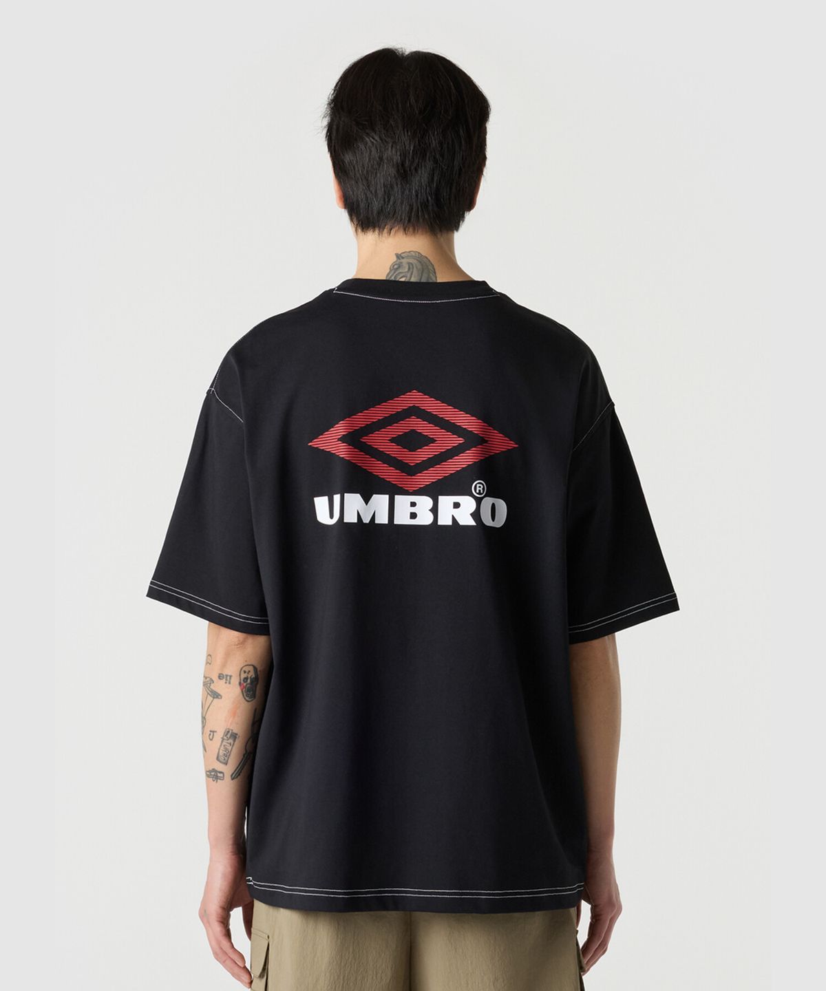 엄브로(UMBRO) 크리스피 타슬란 로고 반팔 티셔츠 블랙 UR224CRS59