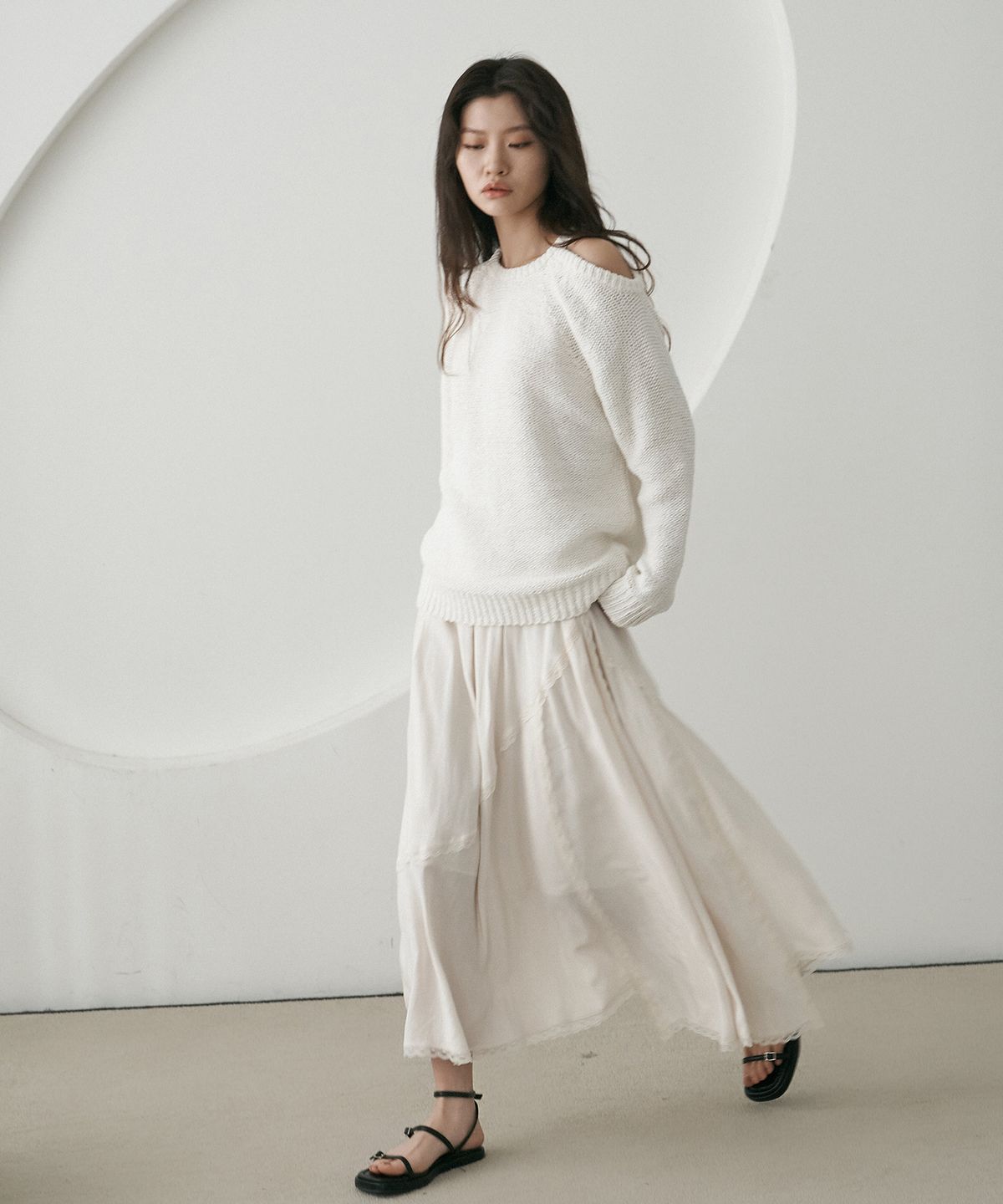 디자인오월(DESIGNOWOL) 리버스 오프 숄더 니트_화이트