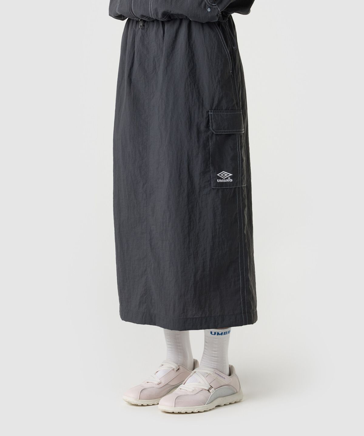 엄브로(UMBRO) 크리스피 타슬란 우먼스 카고 롱 스커트 차콜 UR222CSK59