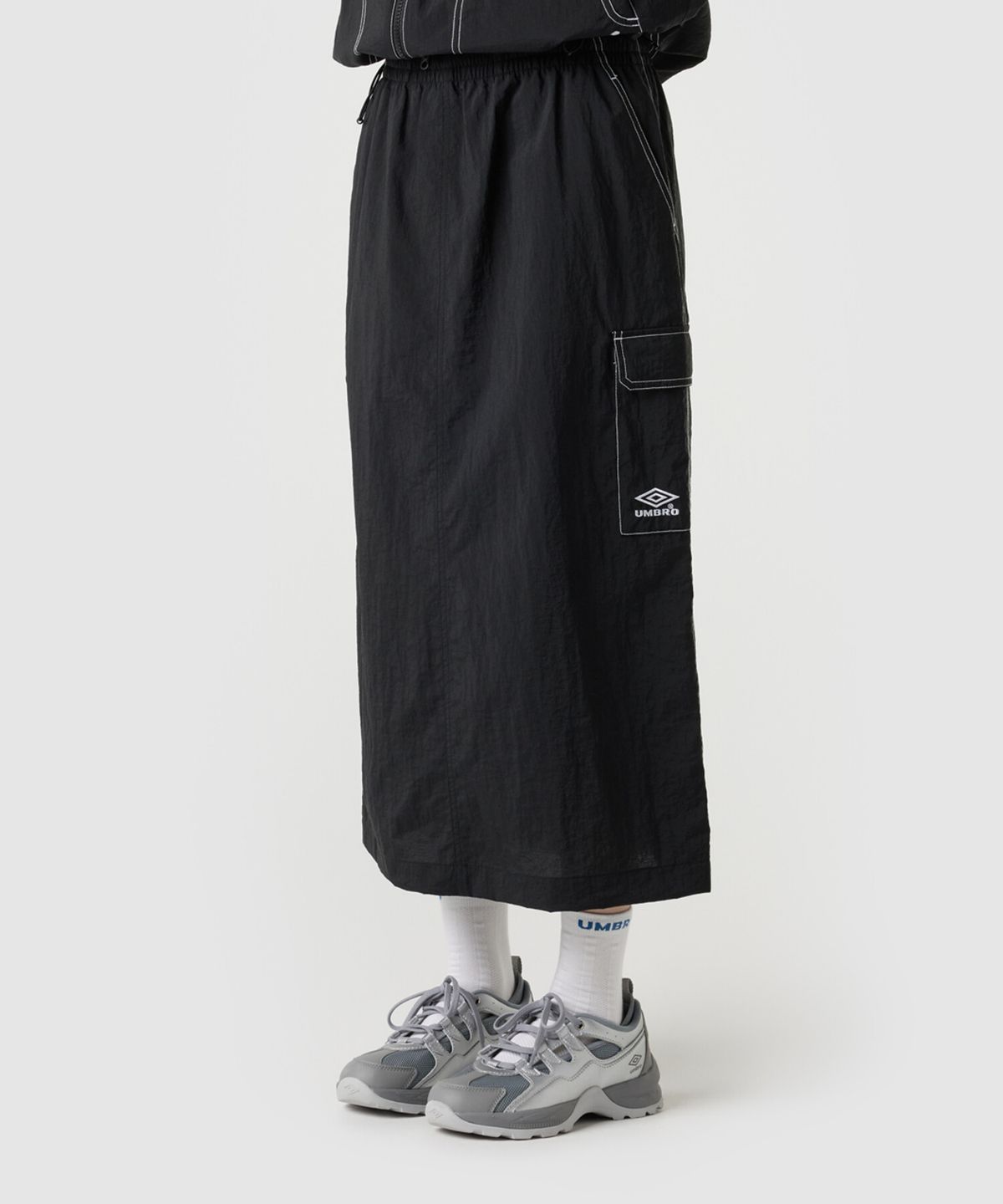 엄브로(UMBRO) 크리스피 타슬란 우먼스 카고 롱 스커트 블랙 UR222CSK59