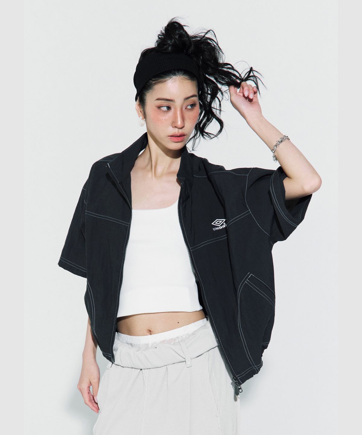엄브로(UMBRO) 크리스피 타슬란 우먼스 반팔 풀집 자켓 블랙 UR222CJK57