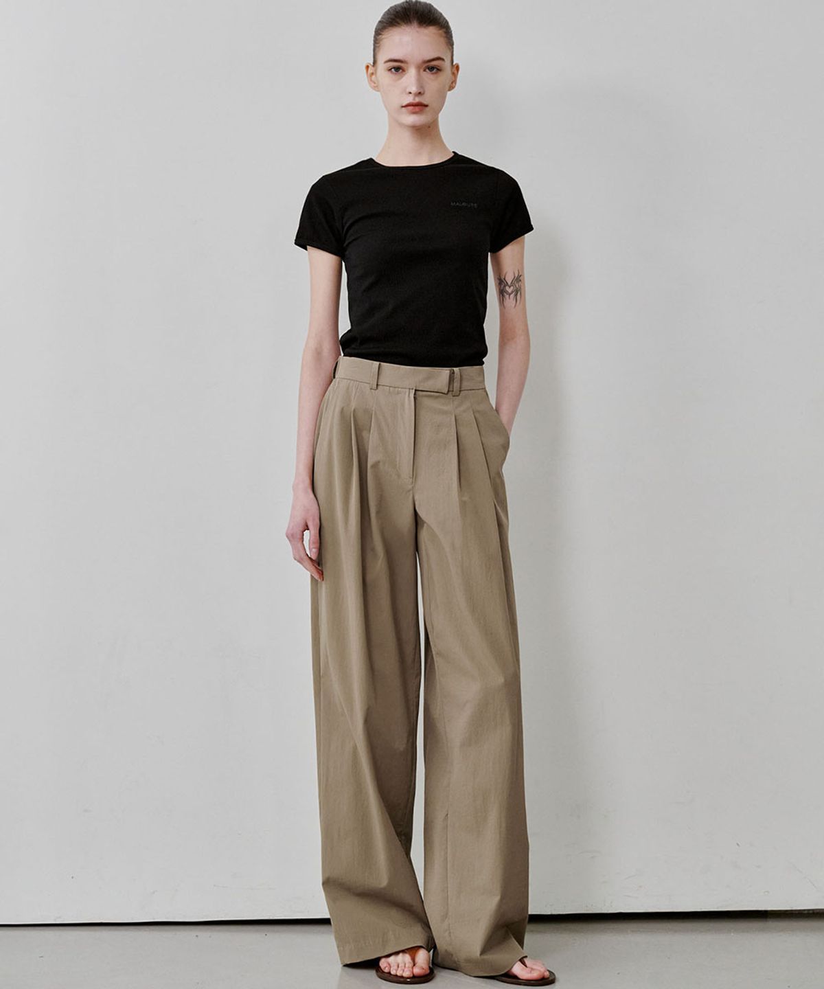 마롭(MALOUPE) 2176 나일론 투턱 팬츠 (다크 베이지)