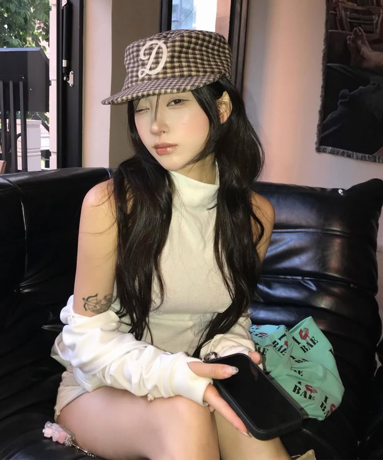 PILLBOX CAP CHECK BROWN