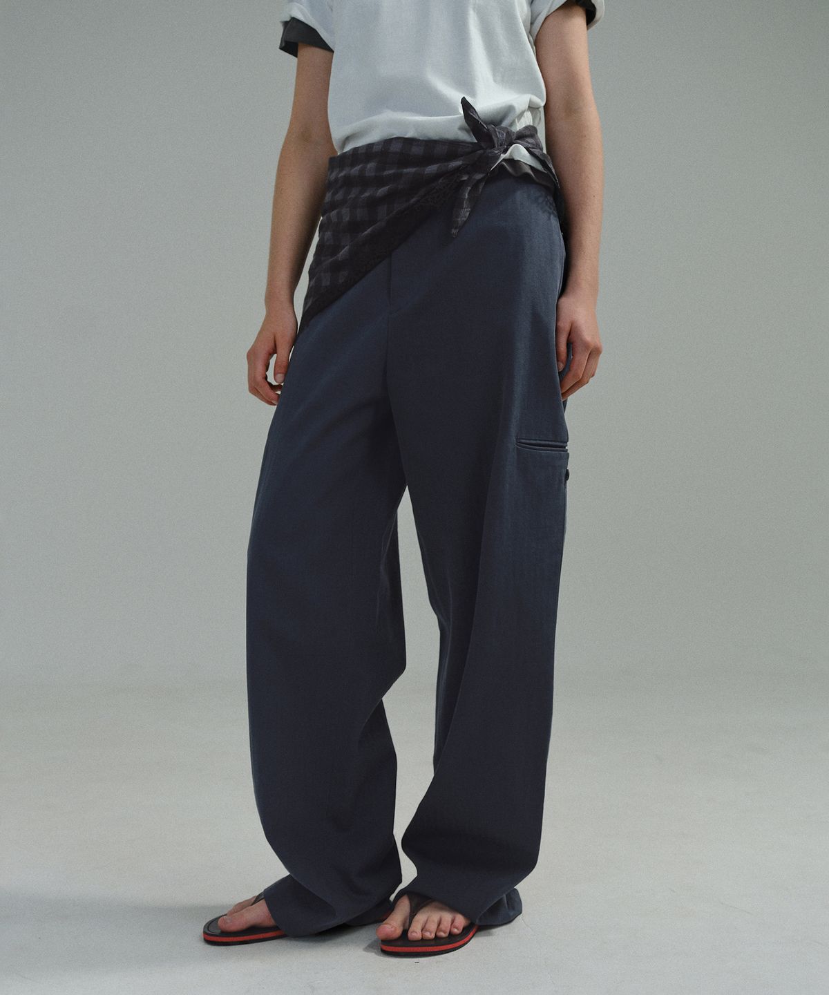 아우브아워(AUBOUR) curved triple lip pants (herringbone navy)