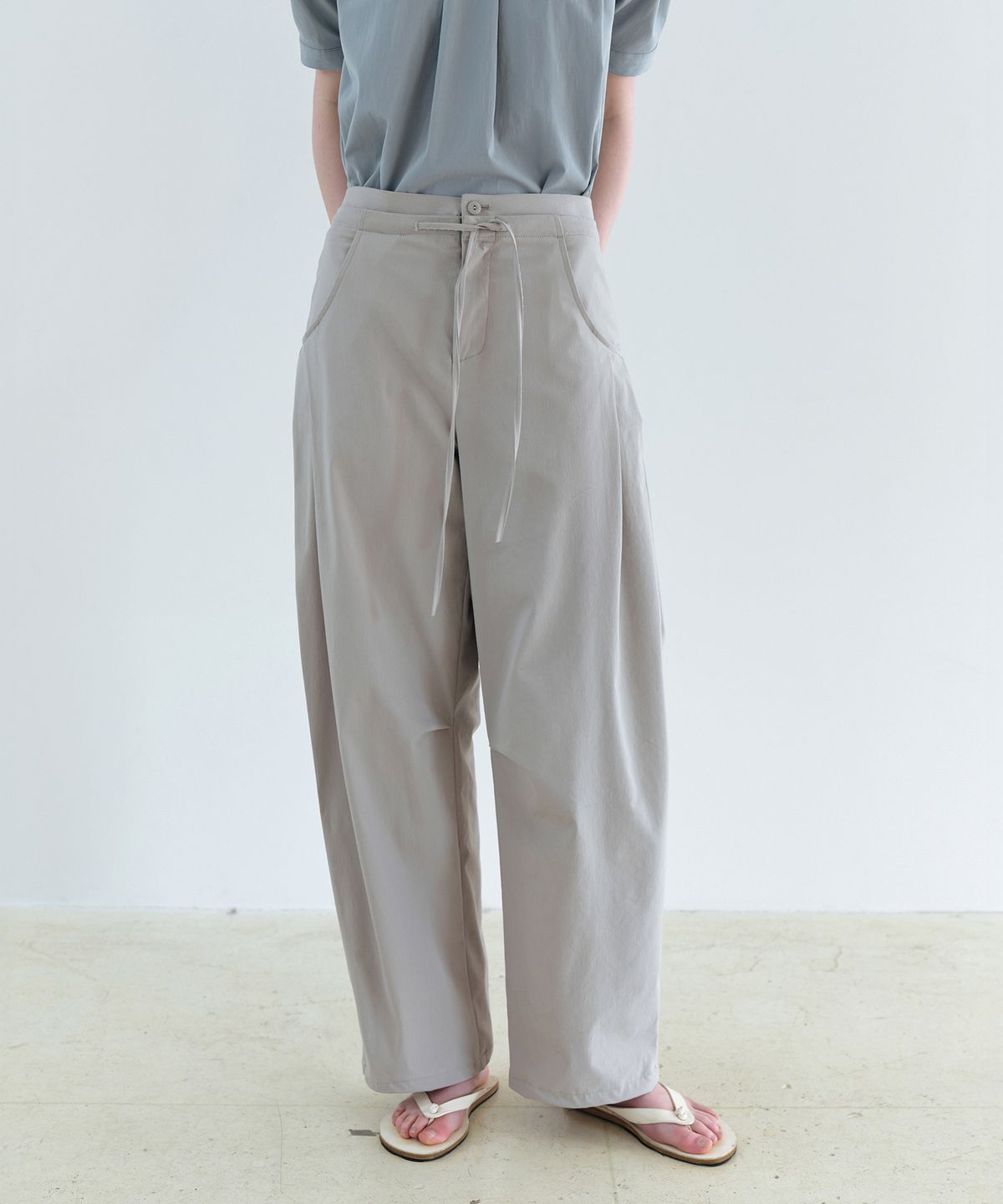 아우브아워(AUBOUR) arc tuck pants (soft silver)