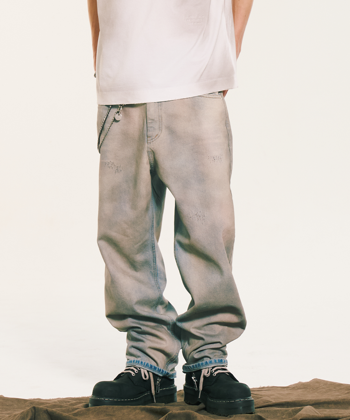 더 오피셜 레퓨지(THE OFFICIAL REFUGE) DOUBLE BLEACHED OIL DEMAGE DENIM PANTS