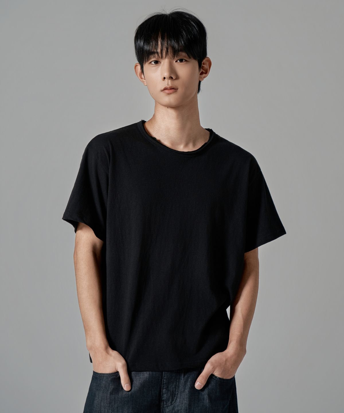 와르(WAAR) M1087 컷 오프 라운드 반팔 티셔츠_블랙