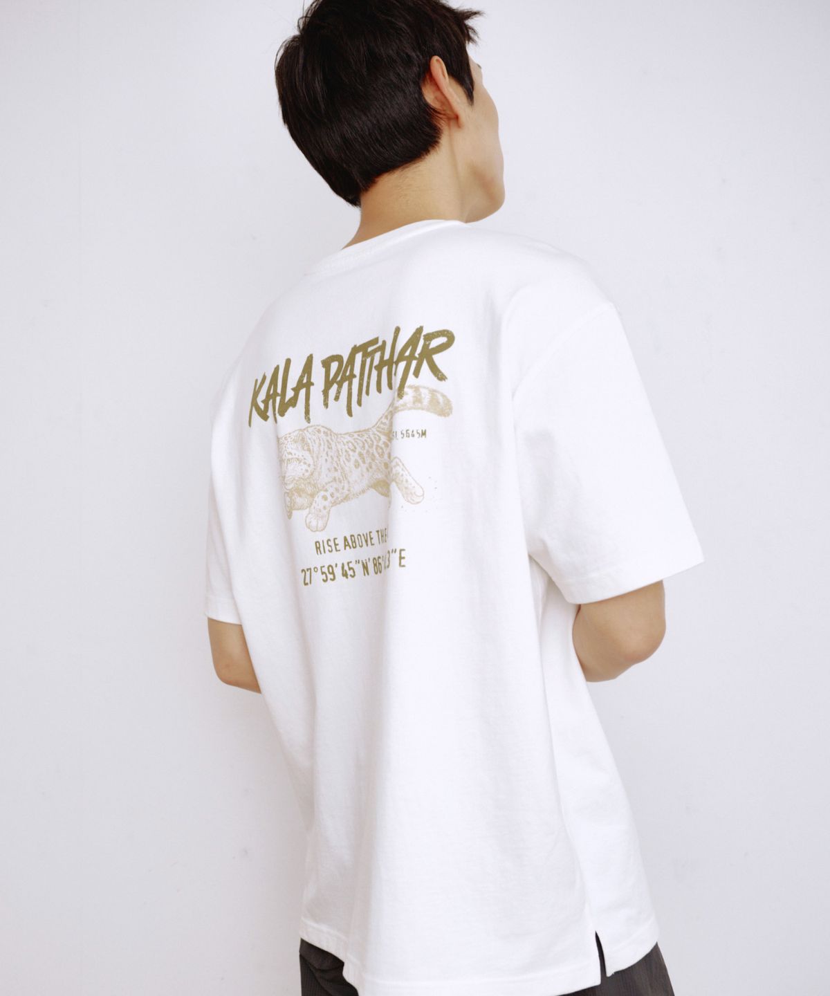 칼라파타르(KALAPATTHAR) BACK KP TIGER GRAPHIC SHORT-SLEEVED T-SHIRT - WHITE