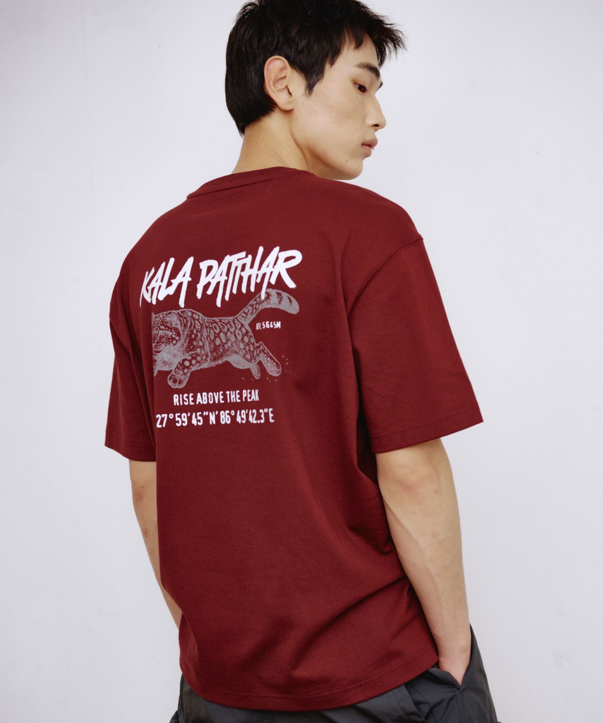 칼라파타르(KALAPATTHAR) BACK KP TIGER GRAPHIC SHORT-SLEEVED T-SHIRT - WINE