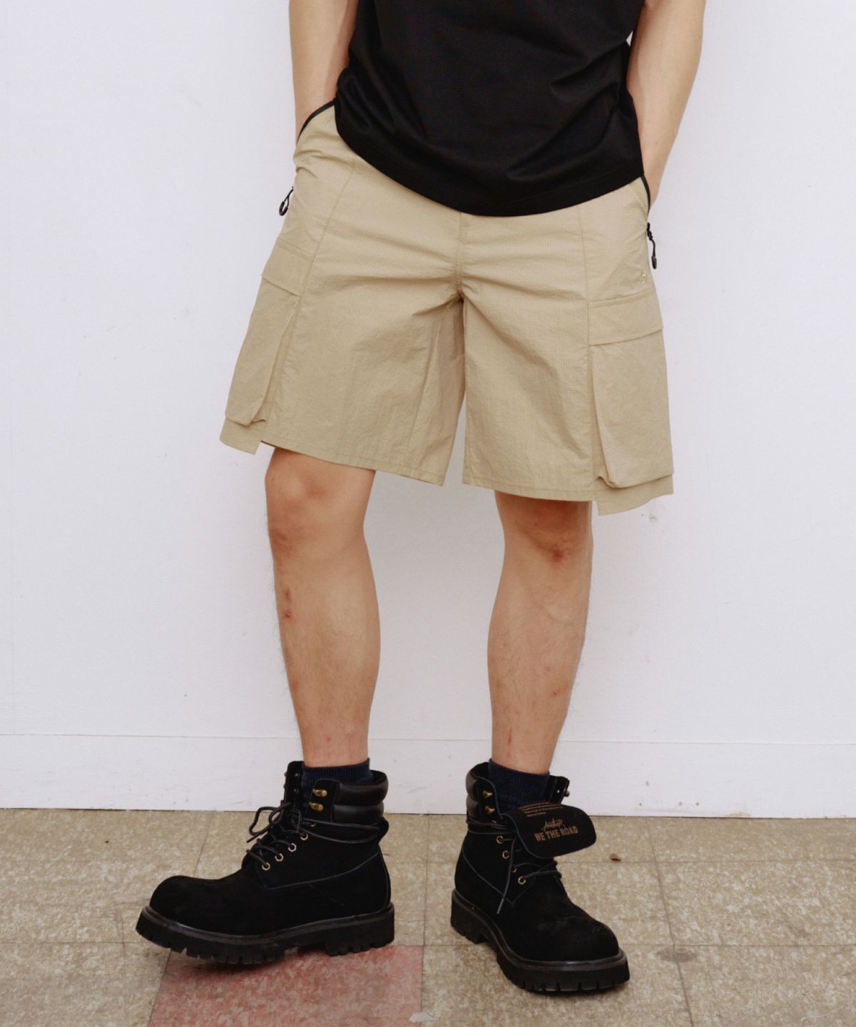 칼라파타르(KALAPATTHAR) NYLON RIPSTOP INCISION BELTED CARGO POCKET SHORTS - BEIGE