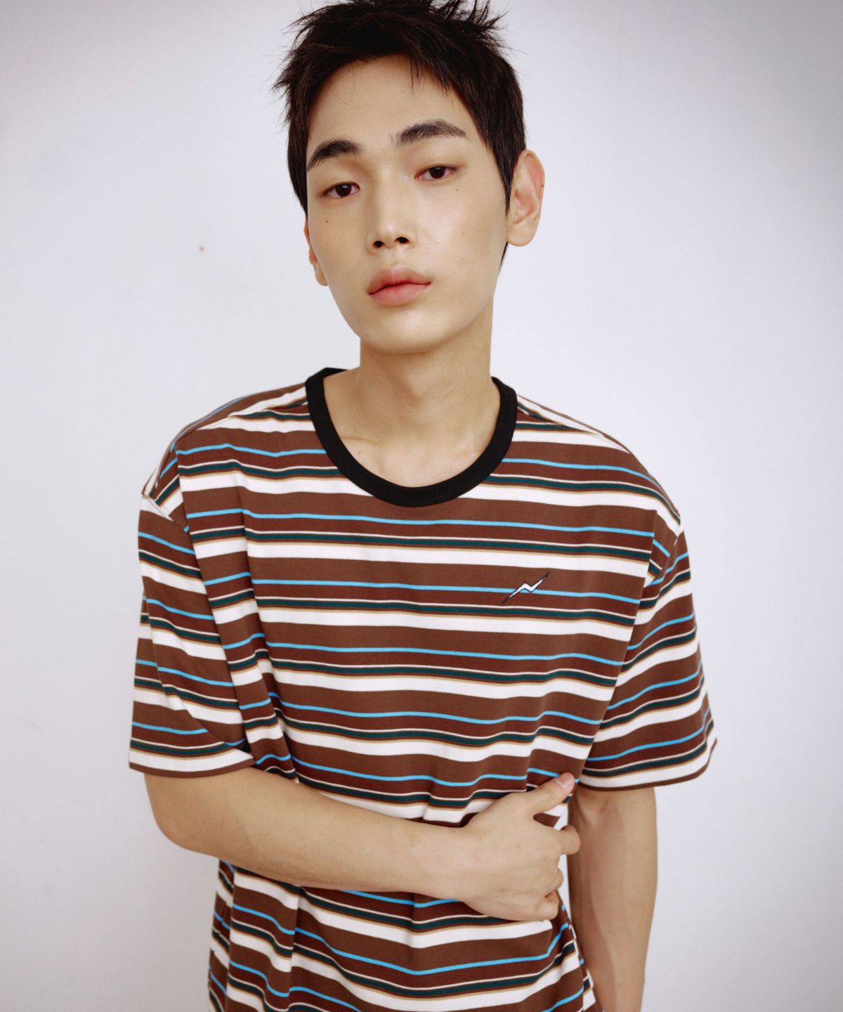 칼라파타르(KALAPATTHAR) KP LOGO STRIPE SHORT-SLEEVED T-SHIRT - BROWN