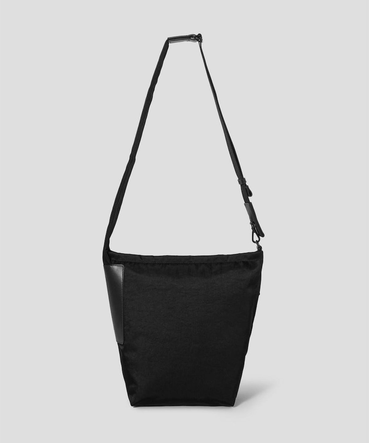 빈폴 액세서리(BEANPOLE ACCESSORY) Less Bag_2 미디엄 나일론 크로스백 - 블랙