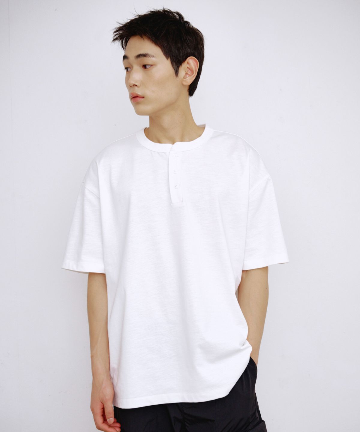 칼라파타르(KALAPATTHAR) HENLEY NECK SHORT-SLEEVED T-SHIRT - WHITE