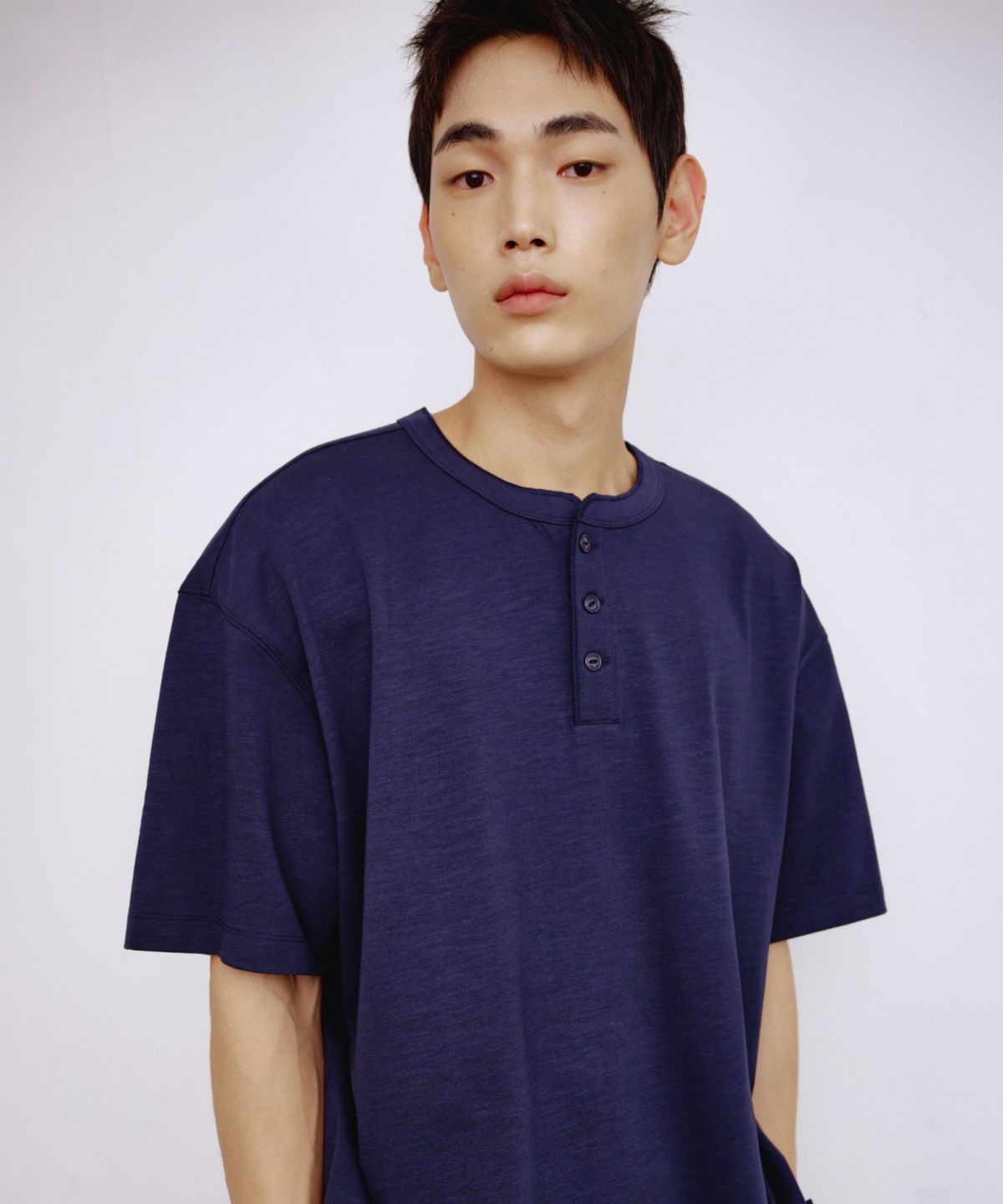 칼라파타르(KALAPATTHAR) HENLEY NECK SHORT-SLEEVED T-SHIRT - NAVY