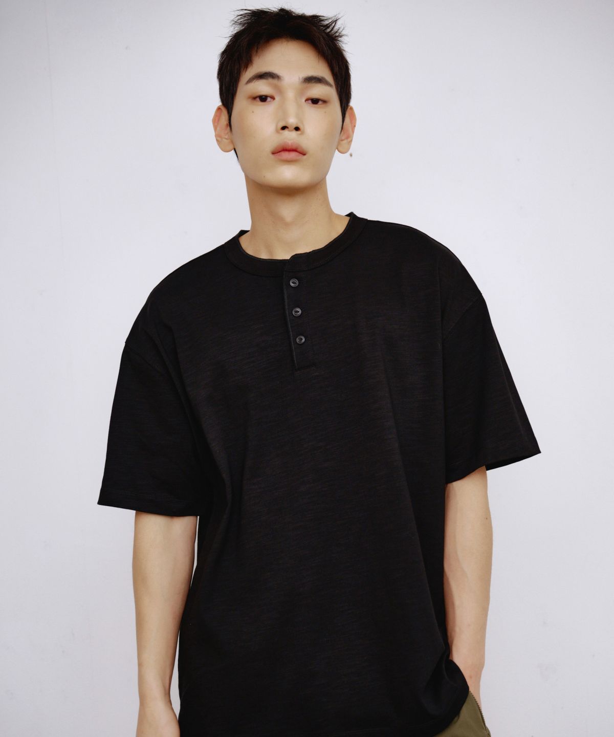 칼라파타르(KALAPATTHAR) HENLEY NECK SHORT-SLEEVED T-SHIRT - BLACK