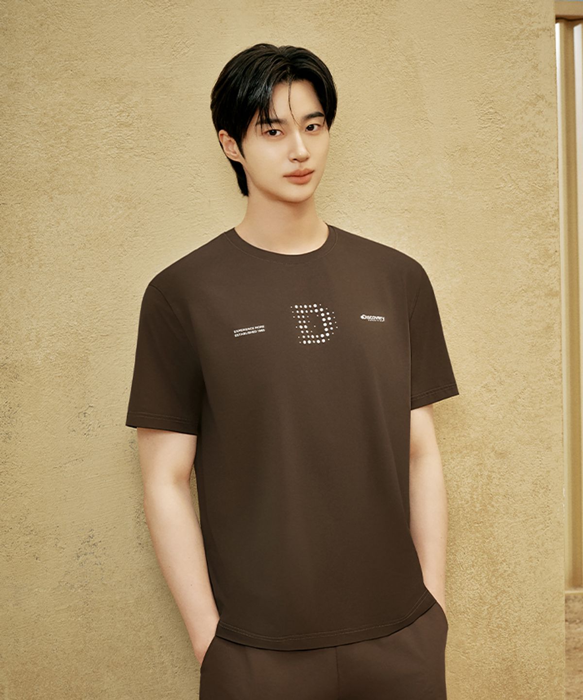 디스커버리 익스페디션(DISCOVERY EXPEDITION) 남성 프레시벤트 트리코트 그래픽 티셔츠 (Brown)