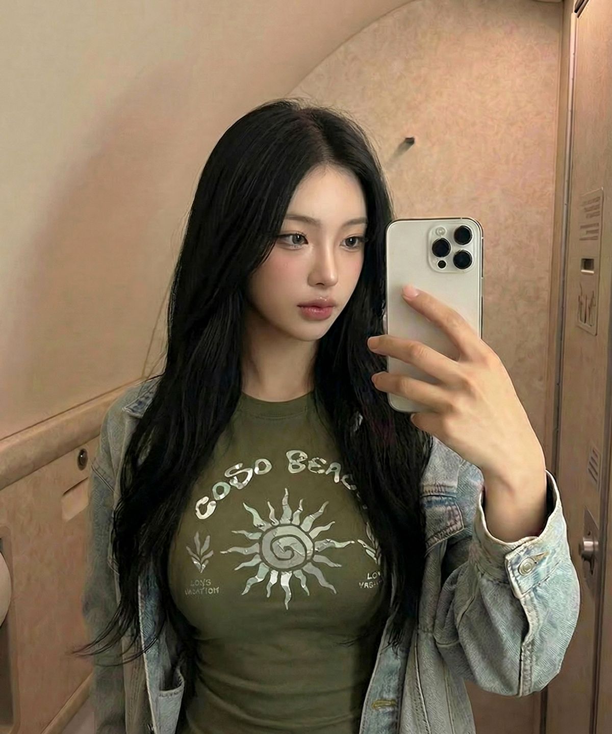 코소(COSO) CC 컬러 아트웍 크롭 티셔츠(카키)