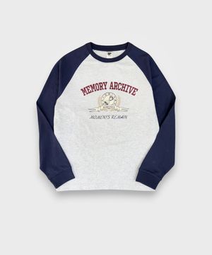 래글런 배색 로고 롱슬리브 티셔츠_네이비