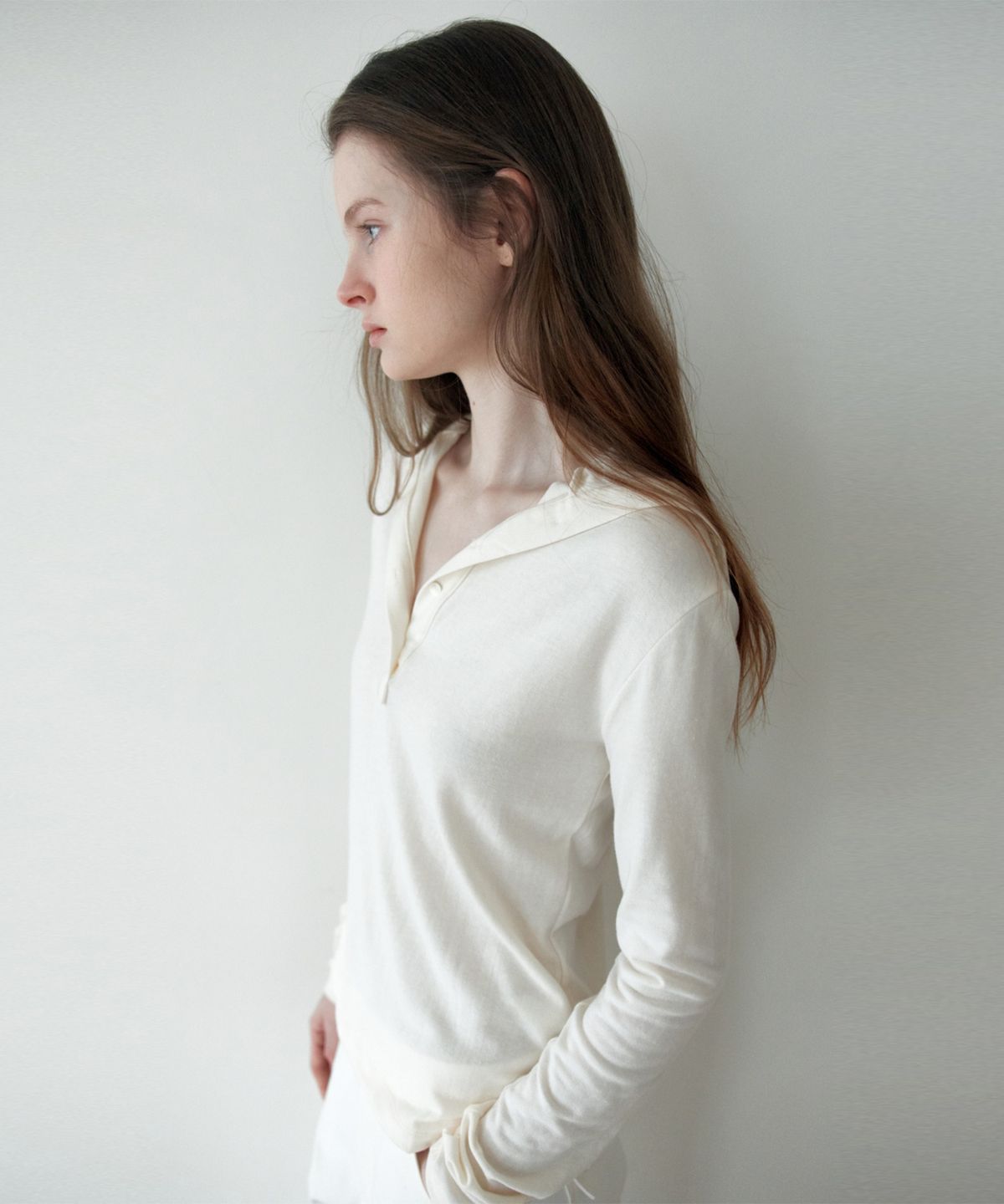 더 릴(THE LILLE) High-Neck Button Open T_Ivory
