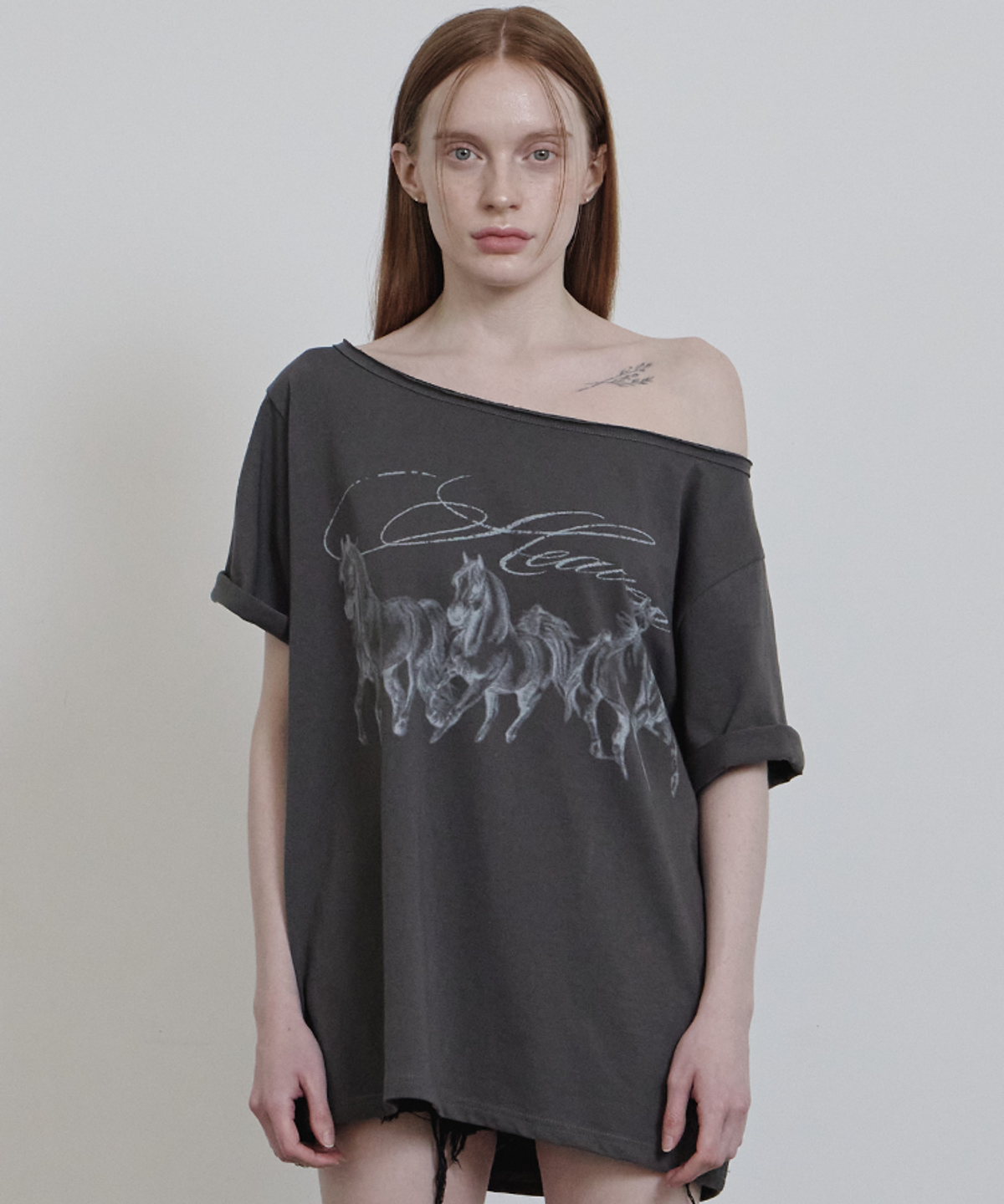 어니브(ANIV) LOW CUT OFF SHOULDER T-SHIRT CHARCOAL
