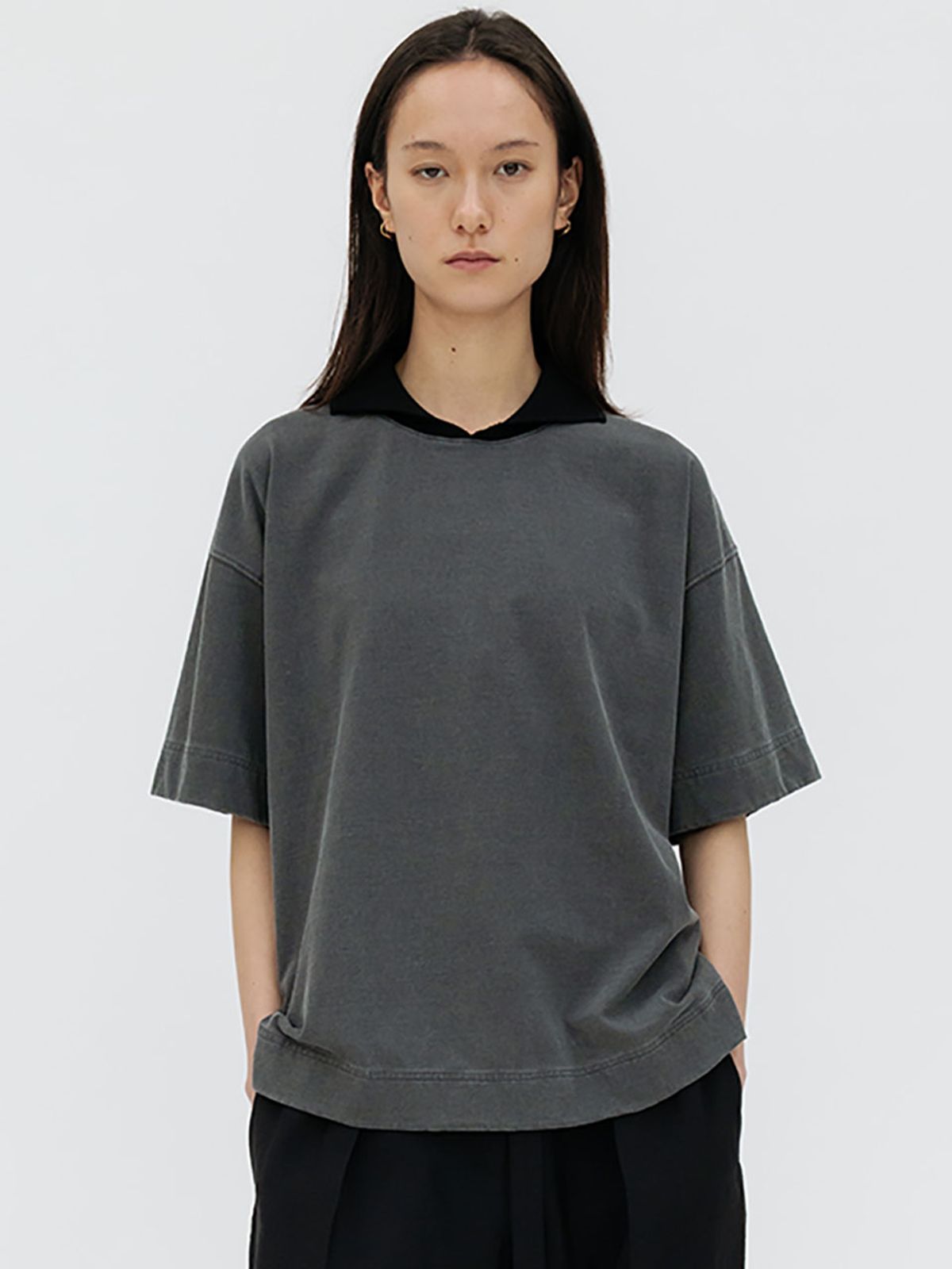 르비에르(LVIR) RIBBED COLLAR PIGMENT TEE (CHARCOAL)