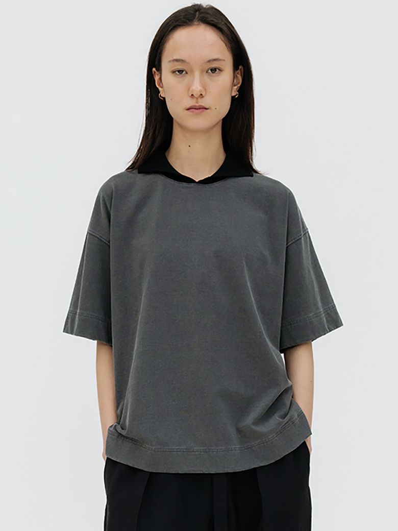RIBBED COLLAR PIGMENT TEE (CHARCOAL)