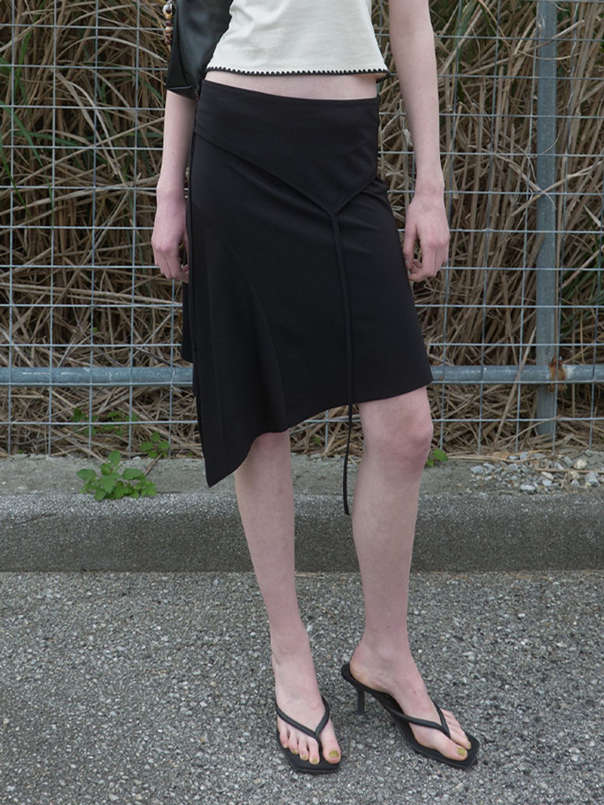 기준(KIJUN) Asymmetric Jersey Skirt Black