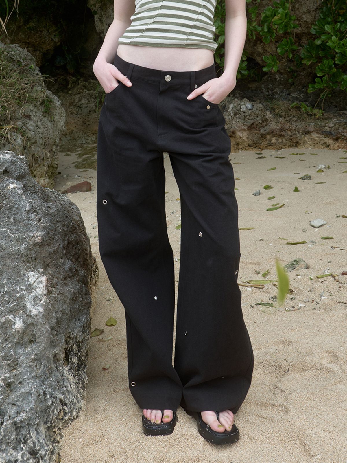기준(KIJUN) Pleated Stud Pants Black
