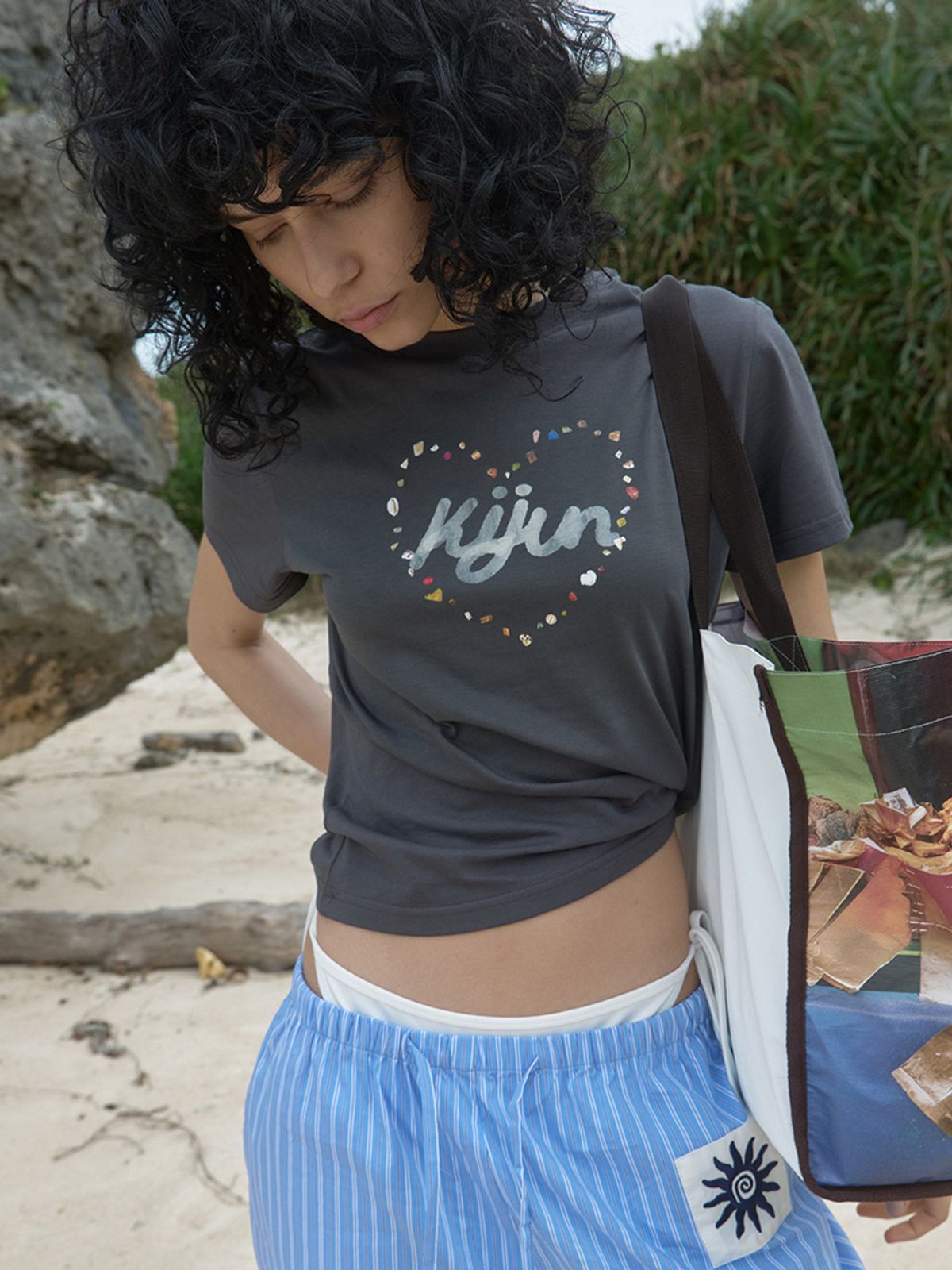기준(KIJUN) Pebble Heart Tee Charcoal