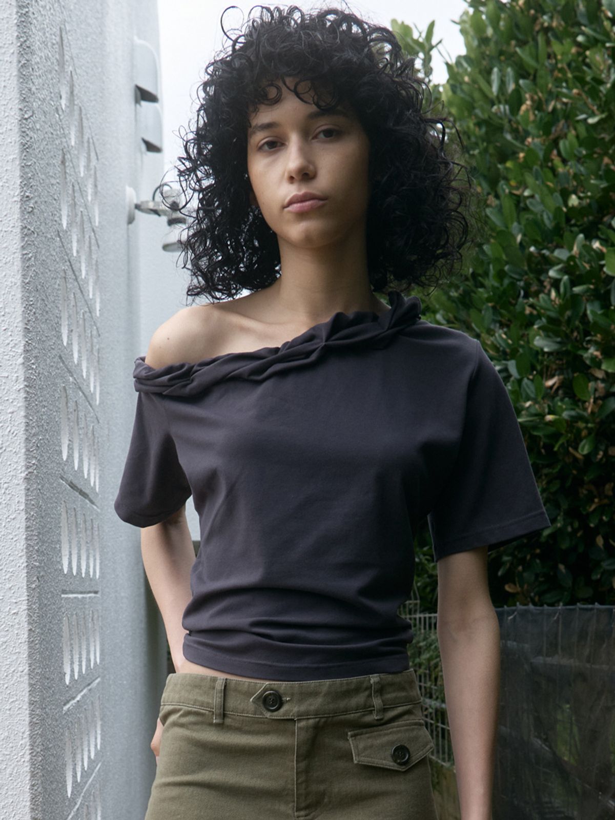 기준(KIJUN) Twist One-Shoulder Top Charcoal