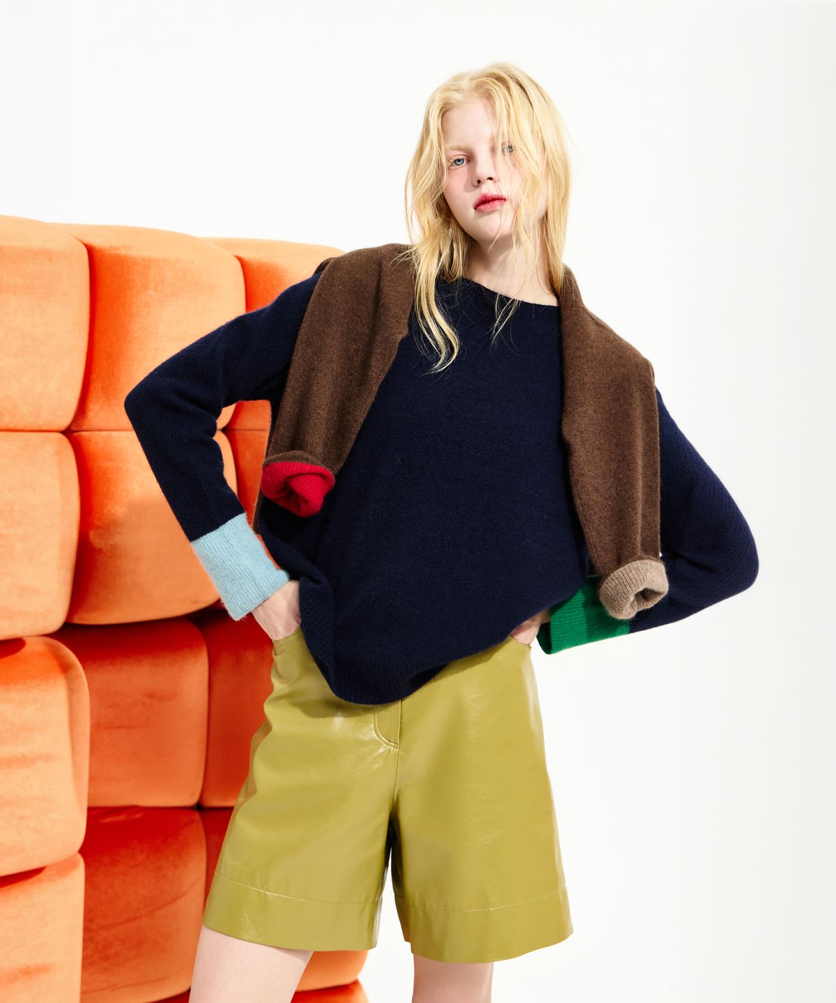 스노야(SNOYA) 25FW 블루 폭스 홀가먼트 크루넥 풀오버