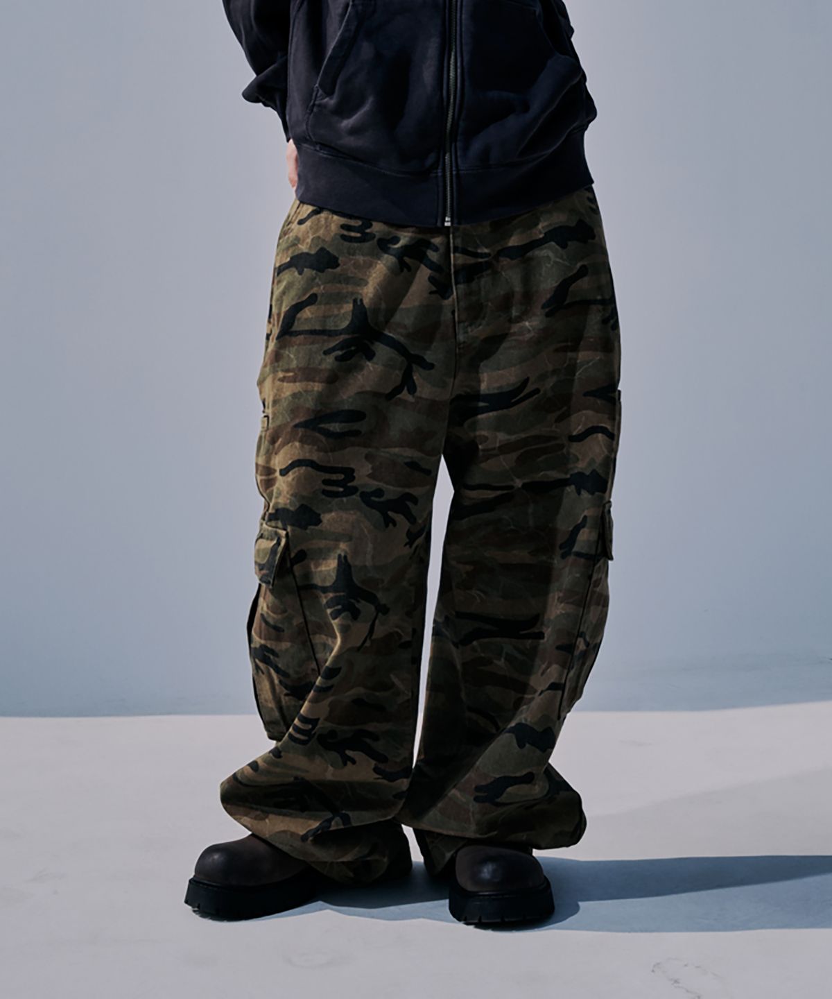 코너블레스(CORNERBLESS) WIDE CAMO CARGO PANTS