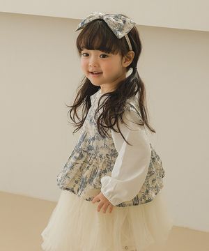 루브르에서도 돋보이는 어여쁨을 담았죠  - 아기 길이조절 헤어밴드