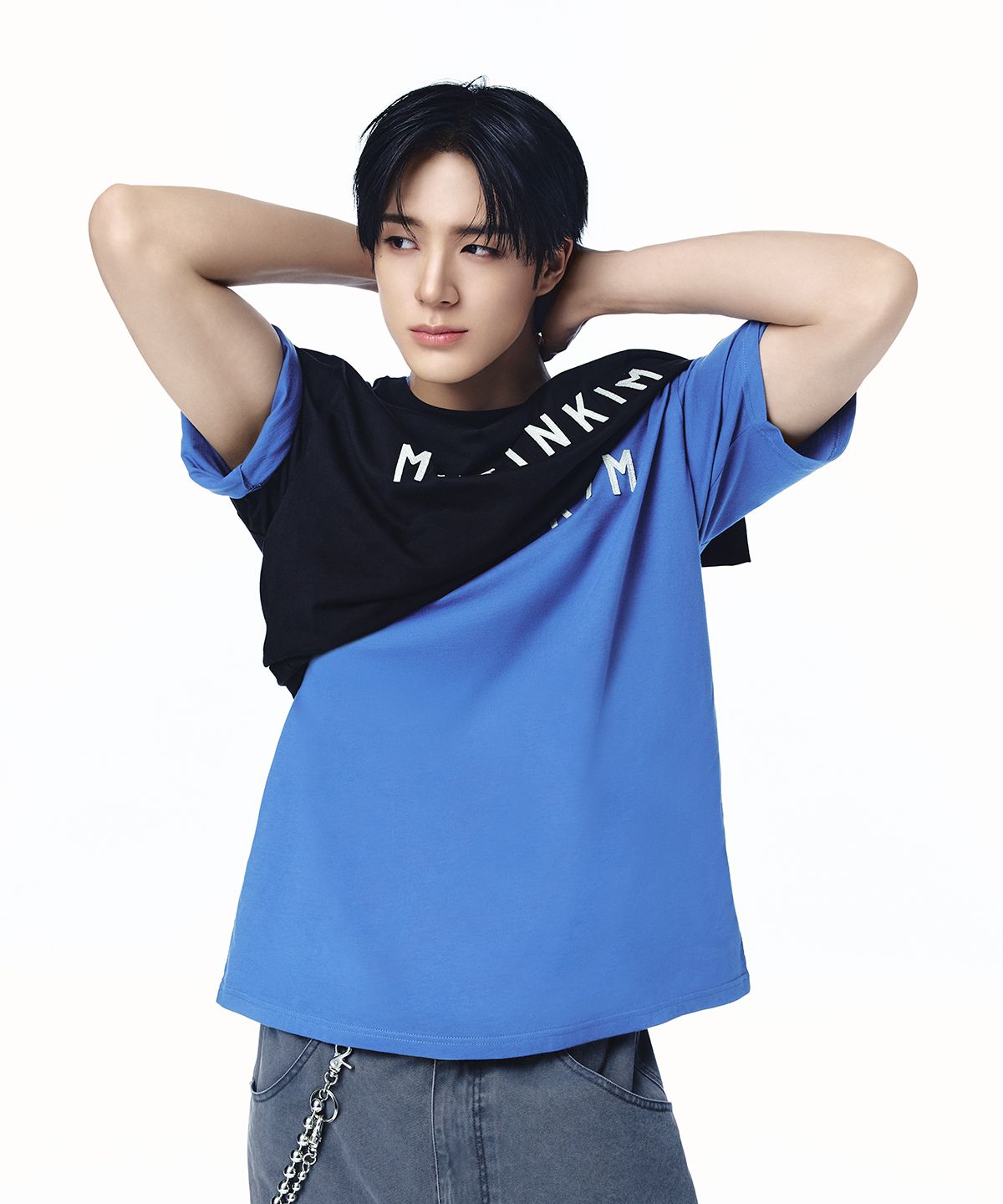 마뗑킴(MATIN KIM) APPLIQUE FELT LOGO TOP FOR MEN IN BLUE