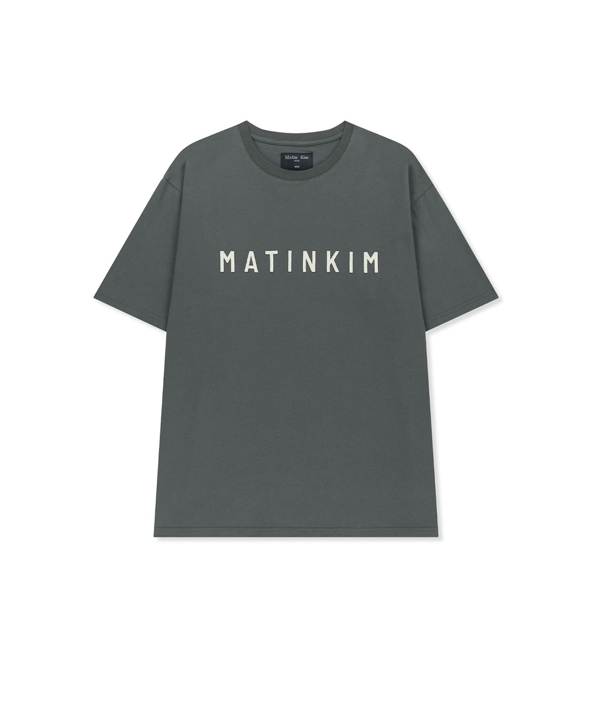 마뗑킴(MATIN KIM) APPLIQUE FELT LOGO TOP FOR MEN IN CHARCOAL