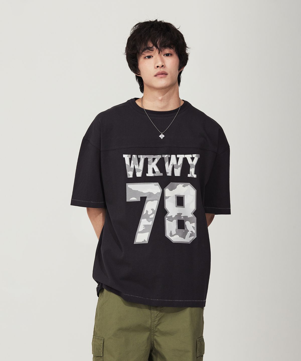 와키윌리(WACKY WILLY) 절개 타이포 반팔티셔츠 차콜