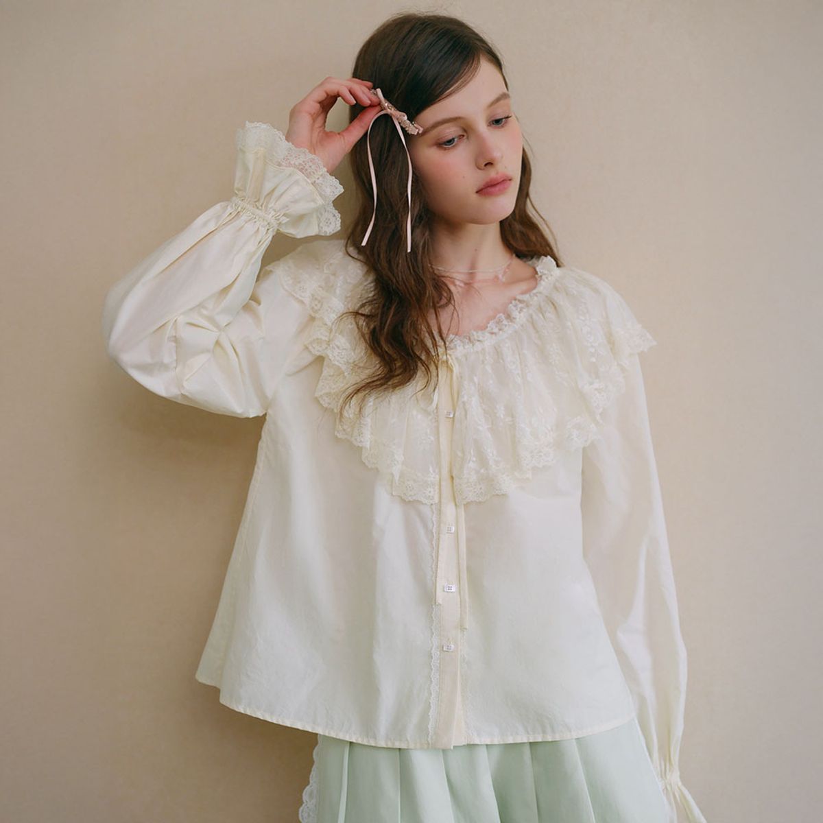 쎄무아듀(CEST MOIDEW) Cest_Lace trumpet sleeve button blouse