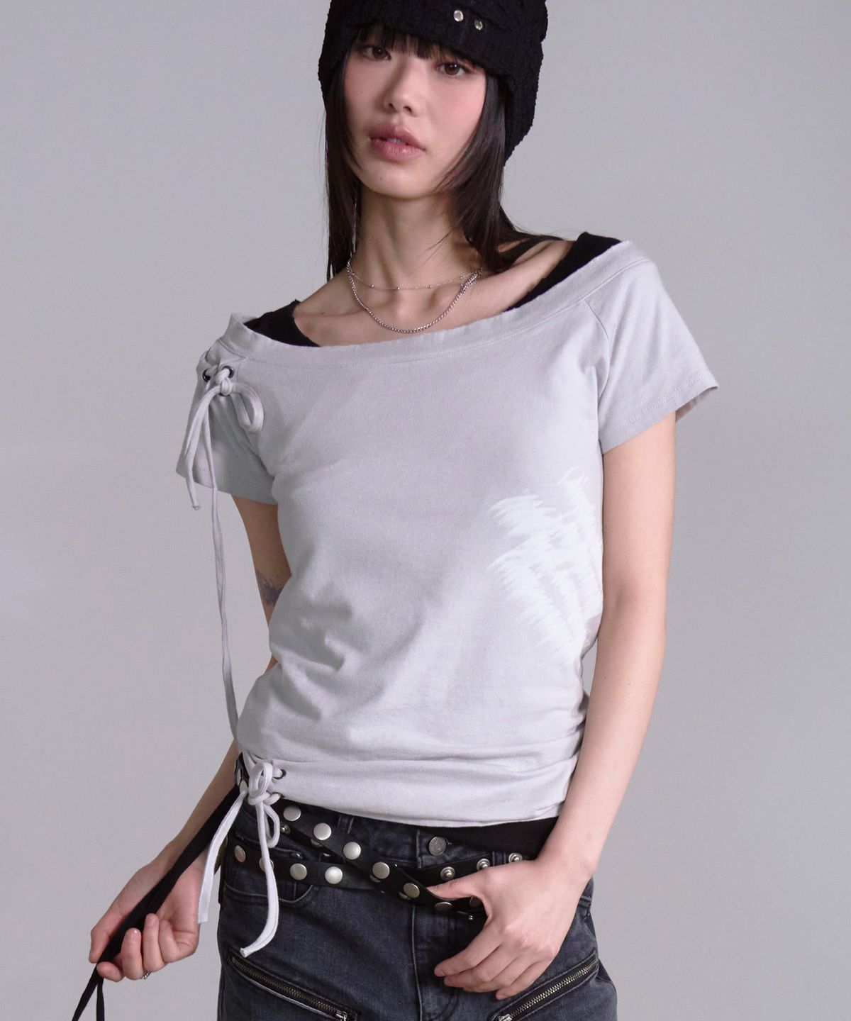 프렌다(PRENDA) CORSET DETAIL ONE-OFF-SHOULDER SHORT SLEEVE GRAY