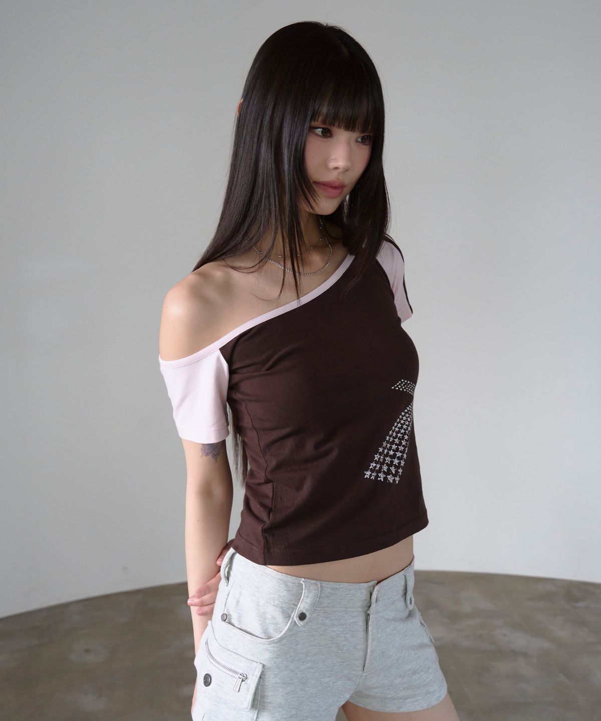 프렌다(PRENDA) NUMBER SEVEN OFF-SHOULDER SHORT SLEEVE BROWN