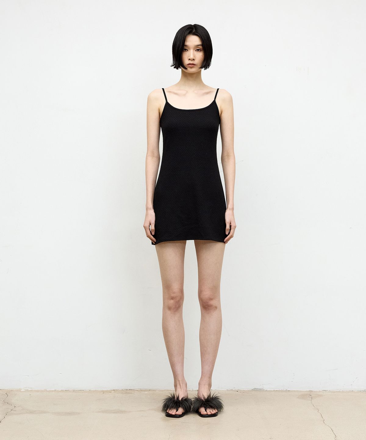 쿠어 우먼(COOR WOMEN) 텍스처드 미니 드레스 (블랙)