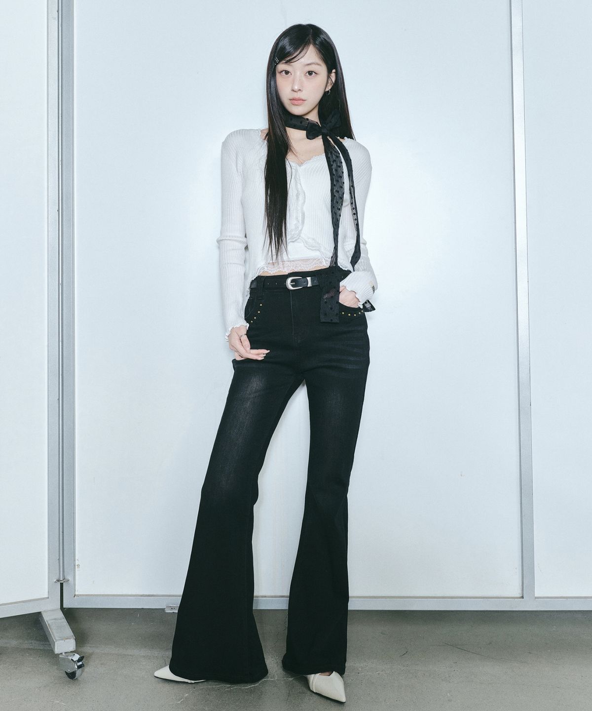 닉앤니콜(NICK&NICOLE) STUD BOOTSCUT DENIM PANTS_BLACK