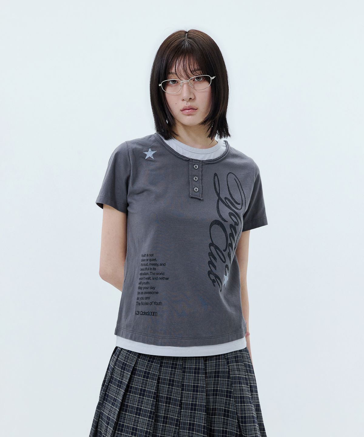 오드스튜디오(ODDSTUDIO) 컷오프 스타 레이어드 헨리넥 그래픽 티셔츠  - LIGHT CHARCOAL