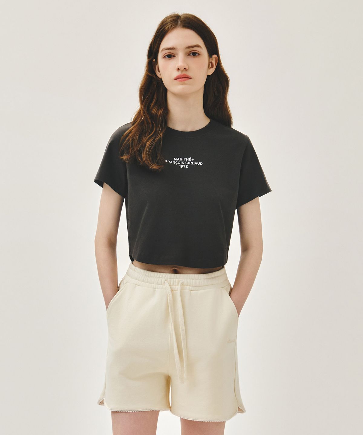 마리떼 프랑소와 저버(MARITHÉ + FRANҪOIS GIRBAUD) W SILVER LETTERING CROP TEE charcoal