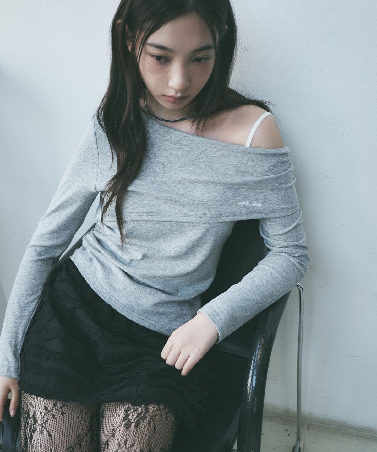 닉앤니콜(NICK&NICOLE) ASYMMETRIC OFF SHOULDER TOP_GRAY