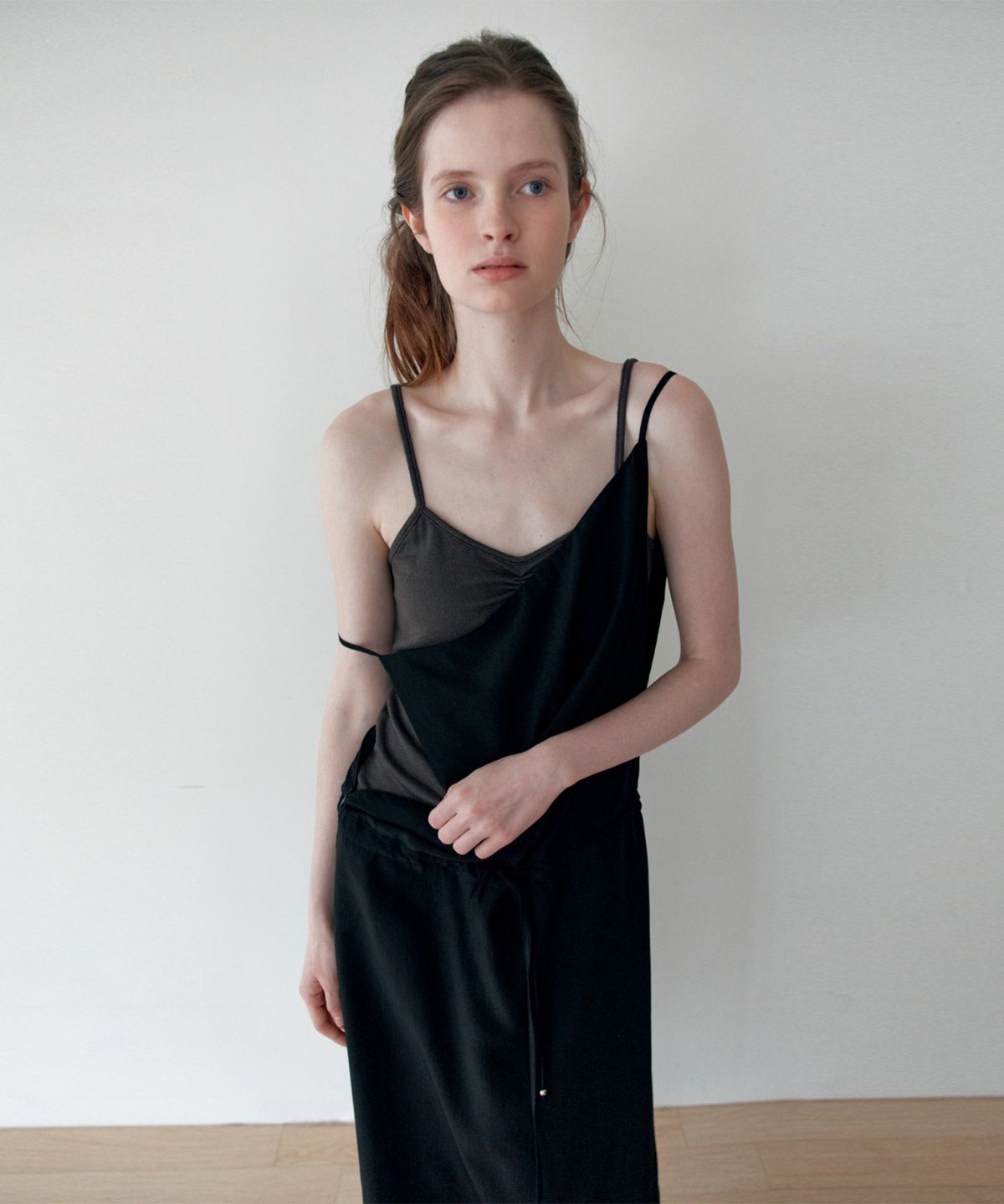 더 릴(THE LILLE) Like Shirring Sleeveless T_Charcoal