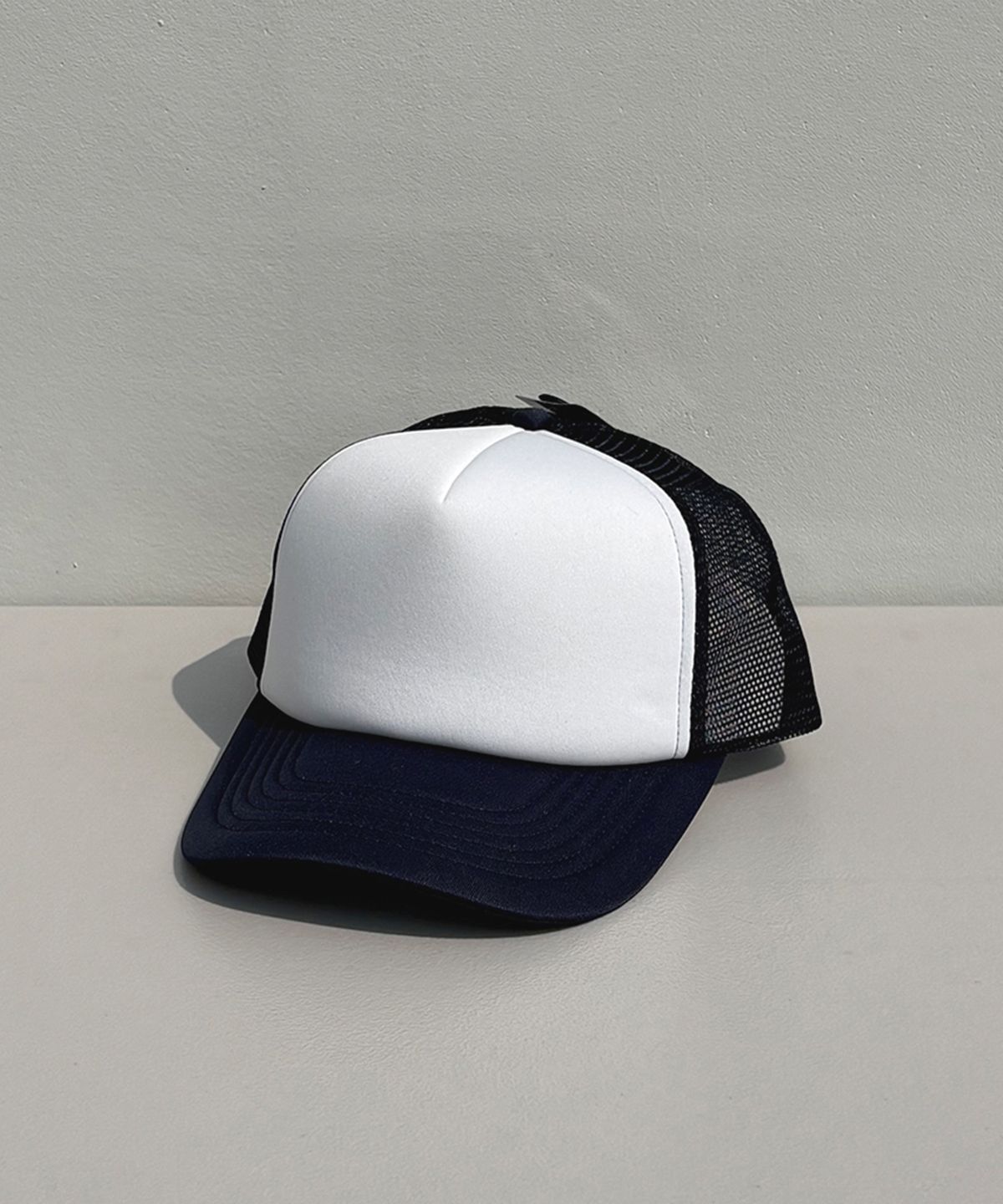 뉴해튼(NEWHATTAN) 폴리 메쉬캡 (white/navy)