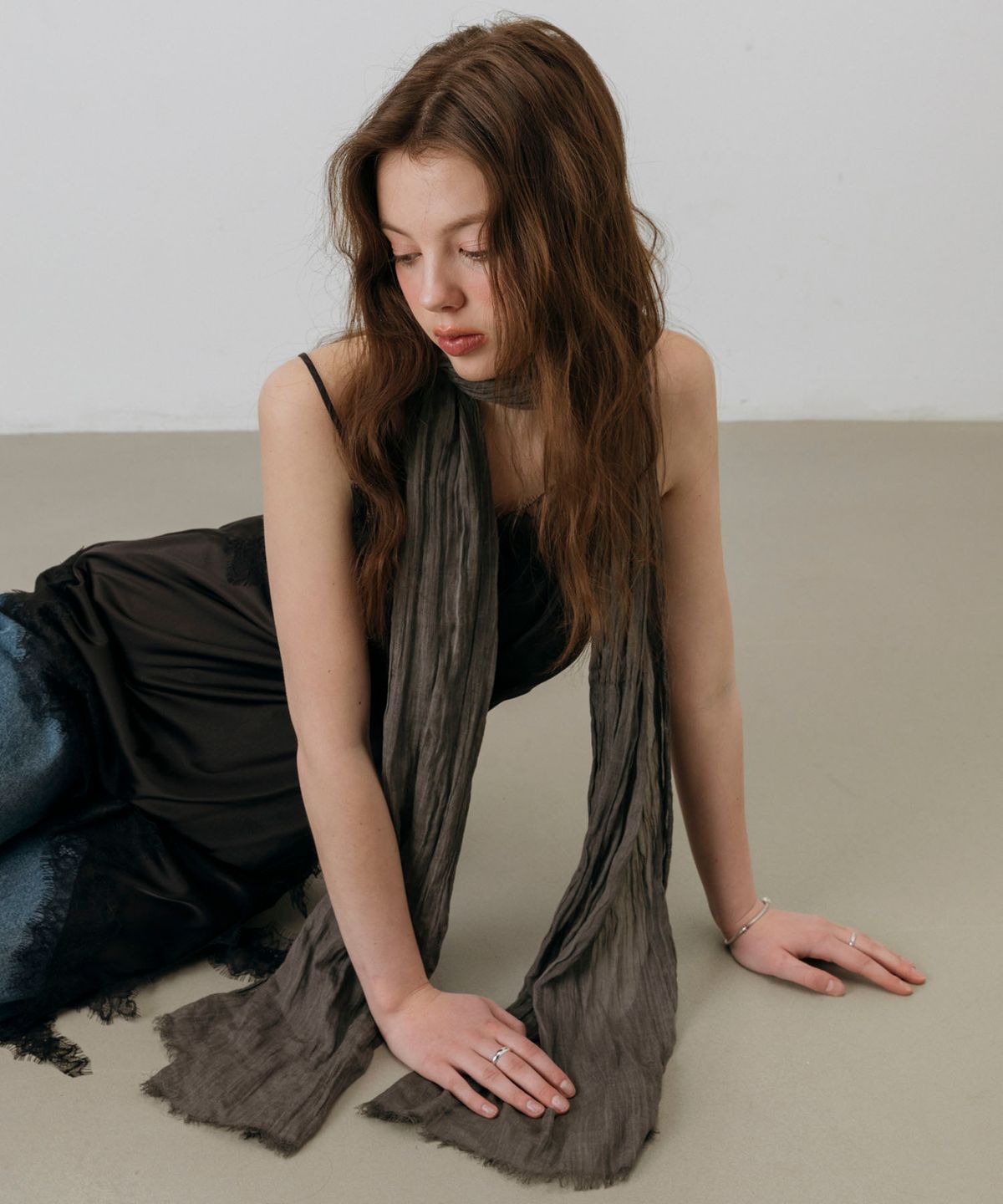 뉴욕웍스(NEWYORKWORKS) 내추럴 거즈 미스트 롱 스카프_CHARCOAL
